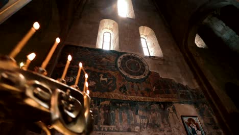 Interior-de-la-Catedral-de-Svetitskhoveli-en-Mtskheta