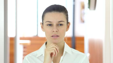 Schlafen-müde-Frau-bei-der-Arbeit,-indoor