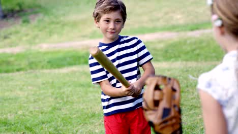 Geschwister-spielen-Baseball-im-park