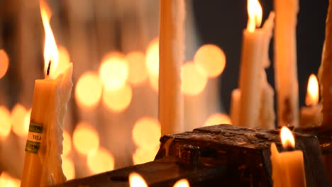 Kerzen-im-candlestick--in-der-Kirche