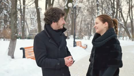 Niesen-Mann-und-hübsche-Frau-mit-Nasenspray-im-Winter-park