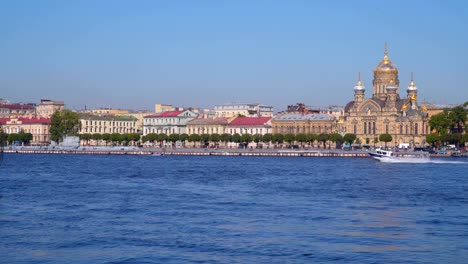 Ein-Polizeiboot-fährt-auf-der-Newa-in-St.-Petersburg