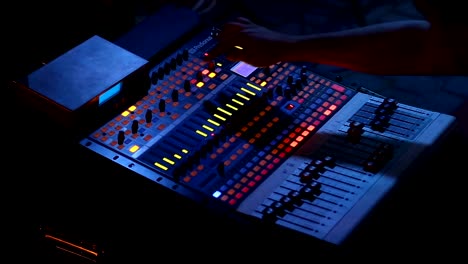 Audio-Mixer-arbeiten-an-Rock-Konzert