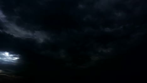 Nubes-de-tempestad-de-truenos-en-la-noche-con-rayos.-Lazo-de-Timelapse-de-4K.