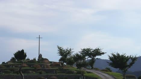 Das-Kreuz-und-die-Statue-der-Jungfrau-Maria-am-Friedhof-in-Asien