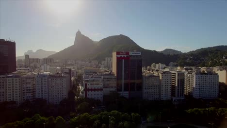 Rio-De-Janeiro-Antenne:-seitwärts-bewegen-über-Botafogo-Strand-mit-Christus,-dem-Erlöser-im-Hintergrund-und-Hochhäuser-im-Vordergrund