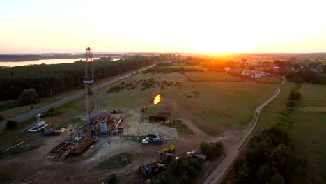 Antorchas-de-tiro-aéreo-de-gas-de-alta-presión-del-gas-bien-al-atardecer.