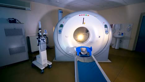 La-proyección-de-imagen-de-resonancia-magnética-MRI-escáner-en-un-hospital-moderno.