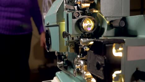 Old-fashioned-movie-projector-in-operation