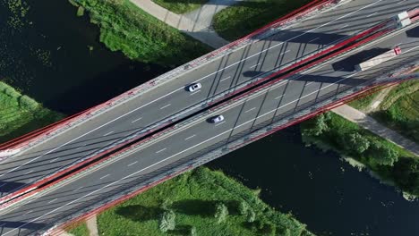 Antenne-des-modernen-Autobahn-Kabel-gebliebene-Brücke-am-Fluss