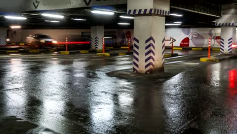 movimiento-de-los-coches-en-la-entrada-y-salida-en-el-lapso-de-tiempo-de-estacionamiento-de-centro-comercial-metro