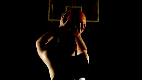 Männer-Basketball-Spieler-werfen-Basketball-in-den-Basketballkorb-4k