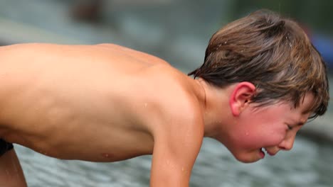 Niño-llorando-de-dolor.-Joven-en-dolorosa-agonía-por-haber-sido-lastimados-físicamente-con-lágrimas-rodando-por-su-cara