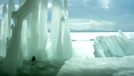 Icebergs-en-el-helado-mar-u-océano.