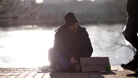 Obdachlose-Krieg-veteran-männlichen-Betteln-auf-der-Straße