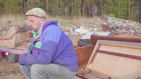 homeless-man-eats-at-the-dump-social-video