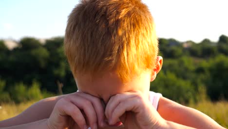 Porträt-von-traurig-Kinder-mit-Emotionen-und-Gefühlen.-Junge-rote-Haare-Junge-mit-Sommersprossen-Blick-in-die-Kamera-und-Weinen-im-Freien.-Kleines-Kind-schließen-der-Augen-mit-den-Händen.-Slow-Motion-hautnah