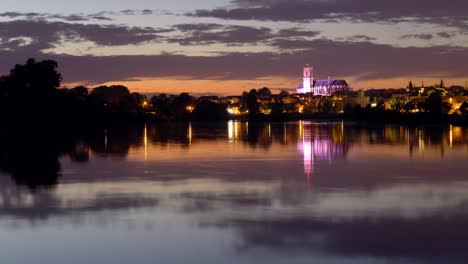 Nevers-Kathedrale-Zeitraffer-in-den-Sonnenuntergang-über-der-Loire