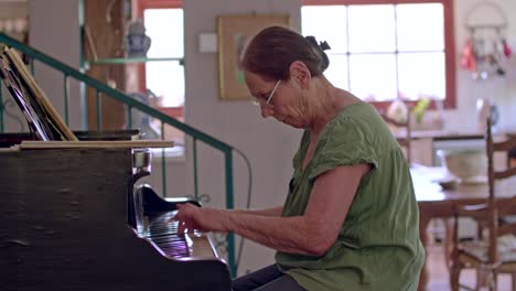 Mujer-tocando-un-piano-en-su-casa