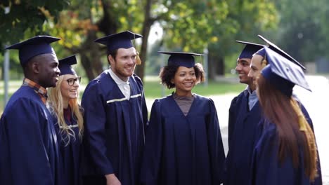 glückliche-Schüler-in-Mörtel-Boards-machen-hohe-fünf