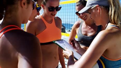 Entrenador-de-voleibol-femenino-con-jugadoras-4k