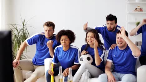 amigos-y-fanáticos-del-fútbol,-viendo-fútbol-en-casa