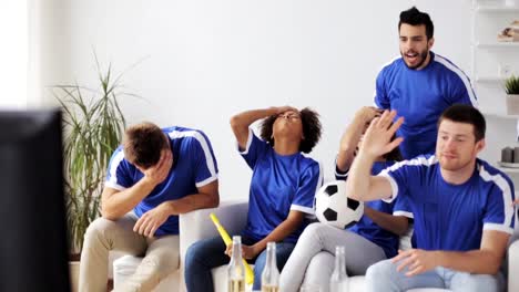 amigos-y-fanáticos-del-fútbol,-viendo-fútbol-en-casa