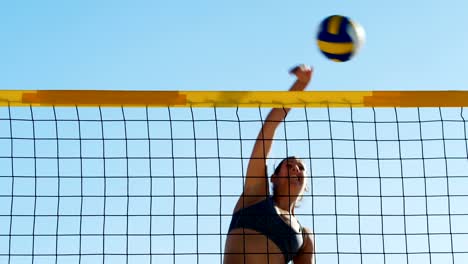 Jugador-de-voleibol-femenino-jugando-voleibol-4k