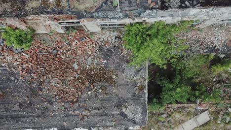 Ruinas-de-viejo-roto-industrial-fábrica-o-almacén-edificios-abandonados-tras-el-desastre,-guerra-o-cataclismo