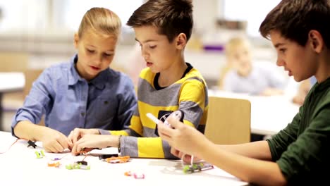 happy-children-learning-at-robotics-school