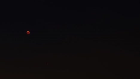 Eclipse-lunar-tiempo-lapso-rojo-luna-llena-de-sombra-brillante,-destacado-evento-ocurrió-el-27-de-julio-de-2018