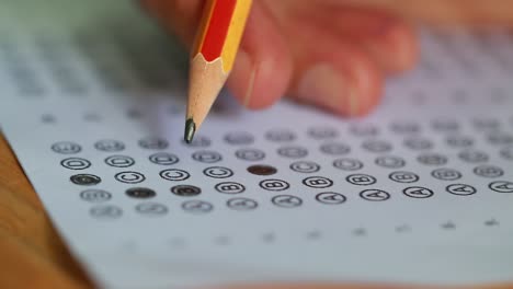 Prueba-de-examen-con-lápiz-el-dibujo-seleccionados-cuestionarios-de-opción-múltiples-o-pruebas-de-exámenes-de-estudiantes-de-educación-contestar-ejercicios-de-hojas-en-la-escuela,-el-aula-universitaria-de-la-Universidad