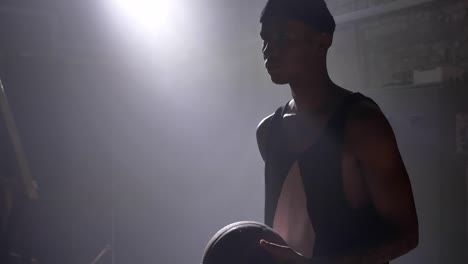 African-American-Basketball-Spieler-Silhouette-vorbereiten,-Ball,-stehen-im-Haus-zu-werfen