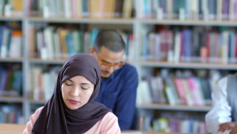 Mujer-musulmana-en-Hijab-escuchando-la-Conferencia-en-la-Universidad