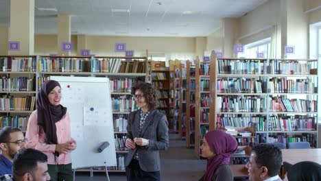 Estudiante-musulmana-hablando-en-clase-de-inglés