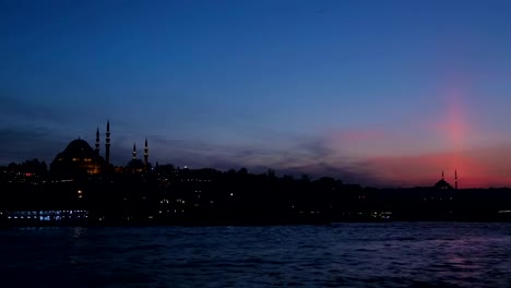 Active-night-tourist-life-in-Istanbul,-illuminated-Blue-Mosque-landmark,-travel