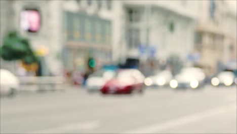 Defokussierten-Blick-von-Autos-und-Menschen-während-der-Rush-Hour-in-einer-Stadtstraße