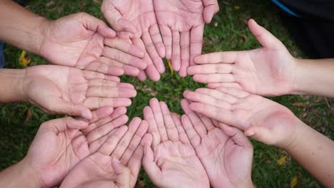 Hand-geben-ein-rotes-Herz,-viele-Hände-der-Menschen