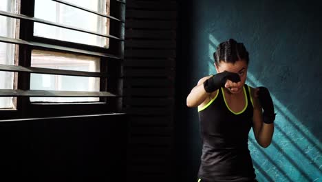 Mujer-Boxeo-joven-hermoso-Fit-formación-perforando-en-fitness-studio-lenta
