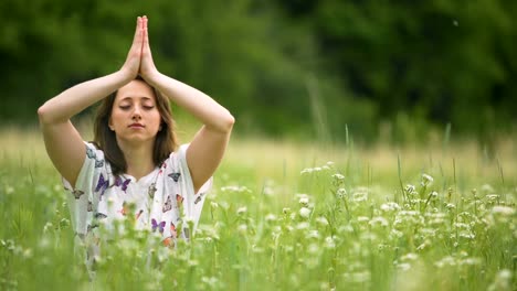 Namaste-Zeichen-nach-der-tiefen-Meditation,-junge-Frau-sitzt-mit-geschlossenen-Augen-Einheit