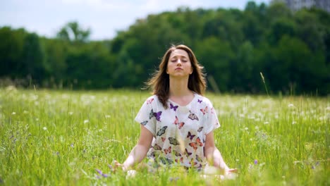 Oneness-with-nature,-young-female-brunette-closed-eyes-and-meditates-outdoors