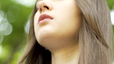 Schöne-Brünette-Frau-geschlossen-Augen-Meditation-im-Park,-inneren-Frieden,-ruhigen-Geist