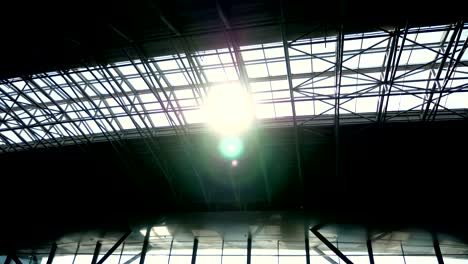 die-Sonne-scheint-durch-das-Dach-des-Pavillons-Flughafen