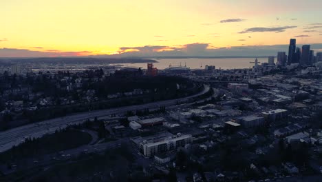 Goldener-Sonnenuntergang-Antenne-über-dem-Skyline-der-Stadt-am-Wasser