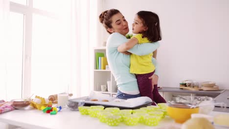 Mutter-und-Tochter-zu-kochen-und-zu-Hause-umarmt