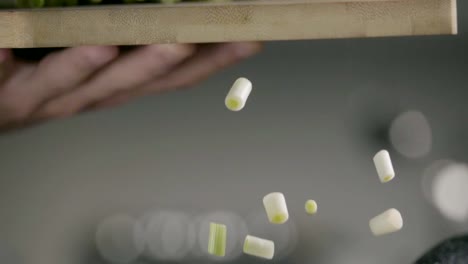 Fallen-der-grüne-Zwiebel-in-die-Pfanne-geben.-Slow-Motion-240-fps