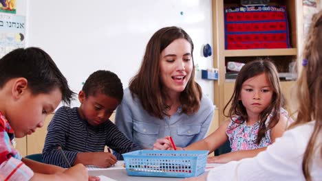 Lehrer-helfen,-elementare-Schüler-im-Kunstunterricht