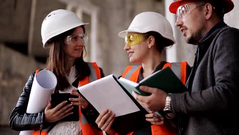 Leitender-Ingenieur-vor-Ort-diskutieren-Bau-mit-dem-Kunden