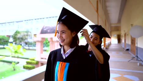 Graduados-negro-usan-trajes-negros-en-el-día-de-la-graduación-en-la-Universidad.