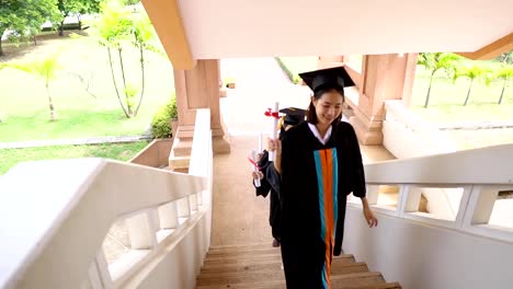 Graduados-negro-usan-trajes-negros-en-el-día-de-la-graduación-en-la-Universidad.